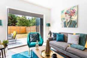 Stunning West London Garden flat 4bed 2 bath free parking 10 occupancy